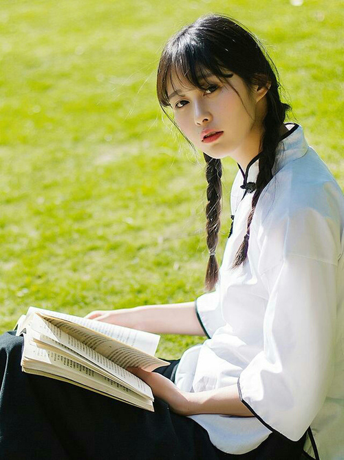 九游下载中心-_球迷狂欢节：现场互动、签名会热情高涨_，球迷的疯狂举动